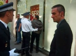 VIDÉO | Il crie « Hollande dictateur ! » et se fait arrêter sur les Champs le 14 juillet