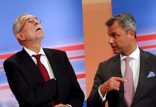 Le candidat écologiste Alexander Van der Bellen et celui du parti d’extrême droite FPÖ Norbert Hofer à Vienne, le 24 avril 2016.