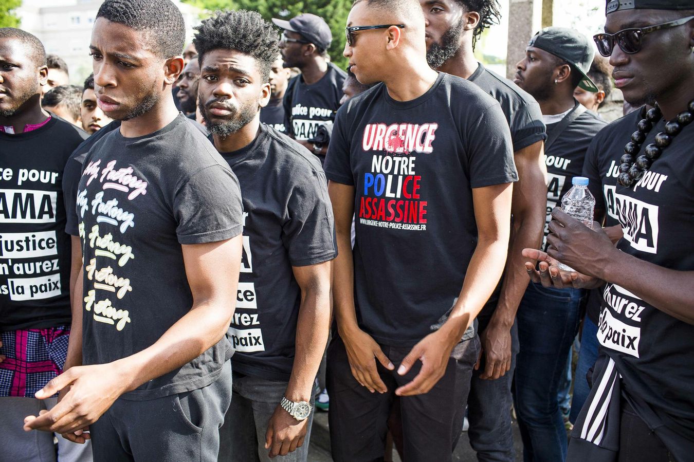 Aux cris de « Justice pour Adama », plusieurs milliers de personnes ont participé vendredi à Beaumont-sur-Oise (Val-d'Oise) à une marche blanche qui a pris des allures de manifestation, après la mort mardi d'Adama Traoré lors de son interpellation.